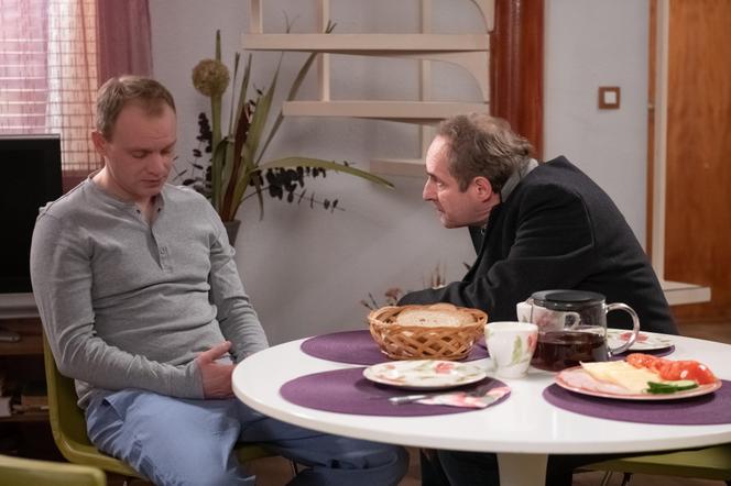 Na Wspólnej odc. 2863. Kamil (Kazimierz Mazur), Ostrowski (Marek Kalita)