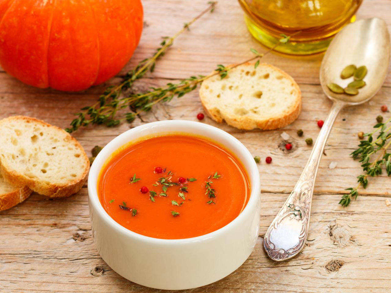 Zupa krem z dyni pieczonej i pomidorów: przepis na jesień [WIDEO]