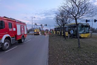 Zderzenie dwóch autobusów miejskich w Katowicach. Kierowca wypadł przez okno. Trafił do szpitala