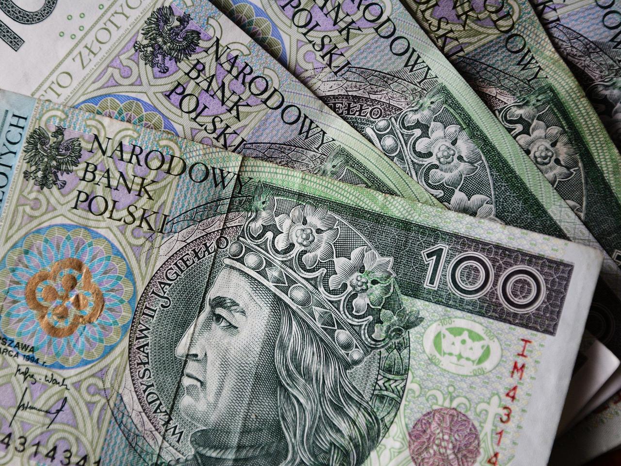 Płacili w sklepie imitacją banknotów