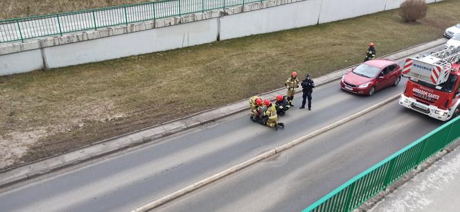 O krok od tragedii! Stanął na skraju mostu i chciał skoczyć 