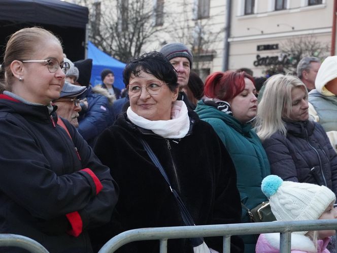 Na rynku w Tarnowie trwa koncert 33. Finału Wielkiej Orkiestry Świątecznej Pomocy. Tak bawią się mieszkańcy miasta