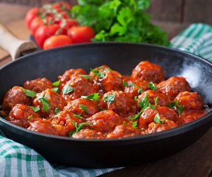 Włoskie klopsiki w sosie à la marinara. Kulinarna podróż do słonecznej Italii