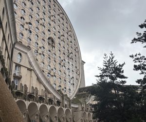 Picasso's Arenas. Budynek mieszkalny położony w Noisy-le-Grand pod Paryżem