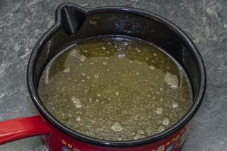 Wygładza zmarszczki i niweluje cienie pod oczami. Stosowały go na twarz nasze babcie