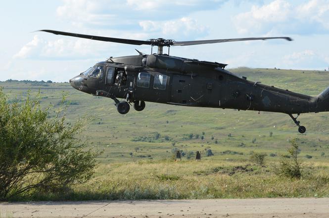 Uście Gorlickie. Black Hawk zahaczył o linie energetyczne. Lądował na łące