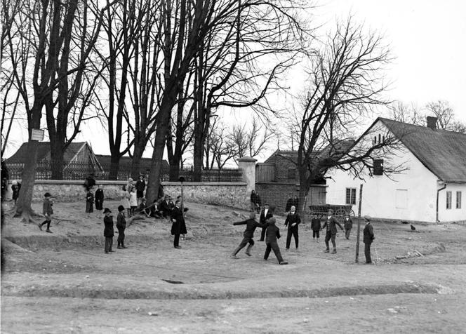 Uczniowie szkoły powszechnej w Liszkach na boisku szkolnym 1932 r.