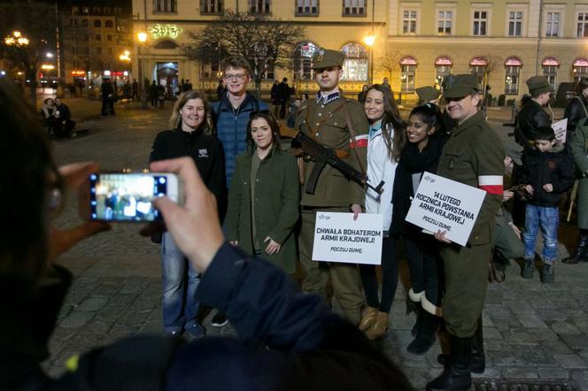 Żołnierze AK wyszli na ulice Wrocławia. Zobacz zdjęcia z wielkiej rekonstrukcji! [GALERIA]