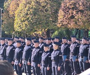 Uroczyste zakończenie szkolenia policyjnego w Katowicach. Ponad 200 nowych policjnatów