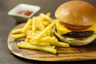 Najtańszy burger w Toruniu. Dużo mięsa a do tego zestaw frytek!