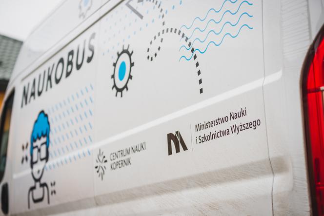 NAUKOBUS PEŁEN EKSPERYMENTÓW