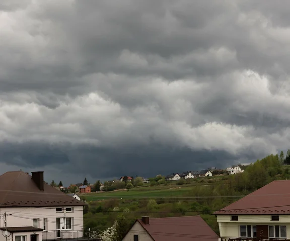 IMGW ostrzega przed burzami! Alerty w ośmiu województwach