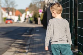 Mama odjechała, 4-latek został na ulicy. Chłopiec znał tylko swoje imię i nazwisko