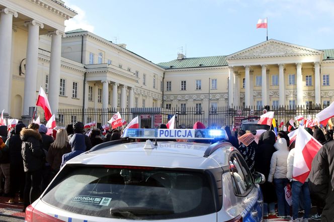 "Przestańcie nas okradać!". Najemcy z Marywilskiej protestują przed ratuszem