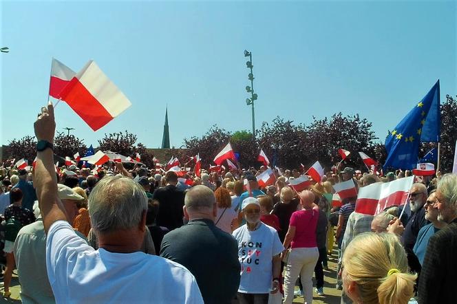 Manifestacja 4 czerwca na placu Solidarności w Szczecinie