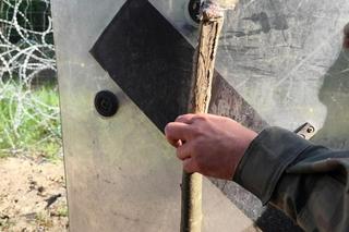 Polski żołnierzy ugodzony nożem. Brutalne starcia z migrantami na granicy polsko-białoruskiej [ZDJĘCIA].