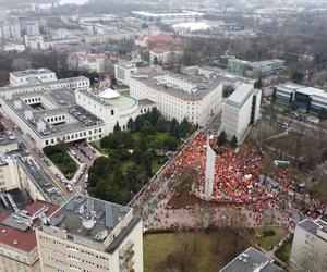 Niespokojny protest rolników w Warszawie. Służby obrzucone puszkami po piwie i petardami