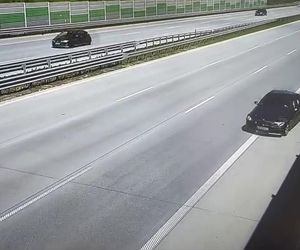 Wiceminister infrastruktury o szokującym zdarzeniu na A1 pod Piotrkowem Tryb. Kierowca BMW jechał pod prąd prosto na niego [ZDJĘCIA].