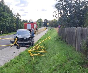 Kolizja w Krynkach. Auto osobowe uderzyło w bariery ochronne