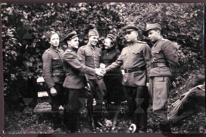 Żołnierze 2. Armii Wojska Polskiego z radzieckimi oficerami, Szczecin 1945 r.