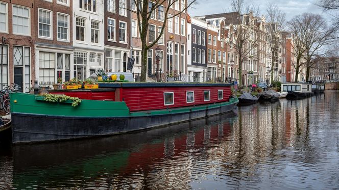 Tradycyjny houseboat w Amsterdamie