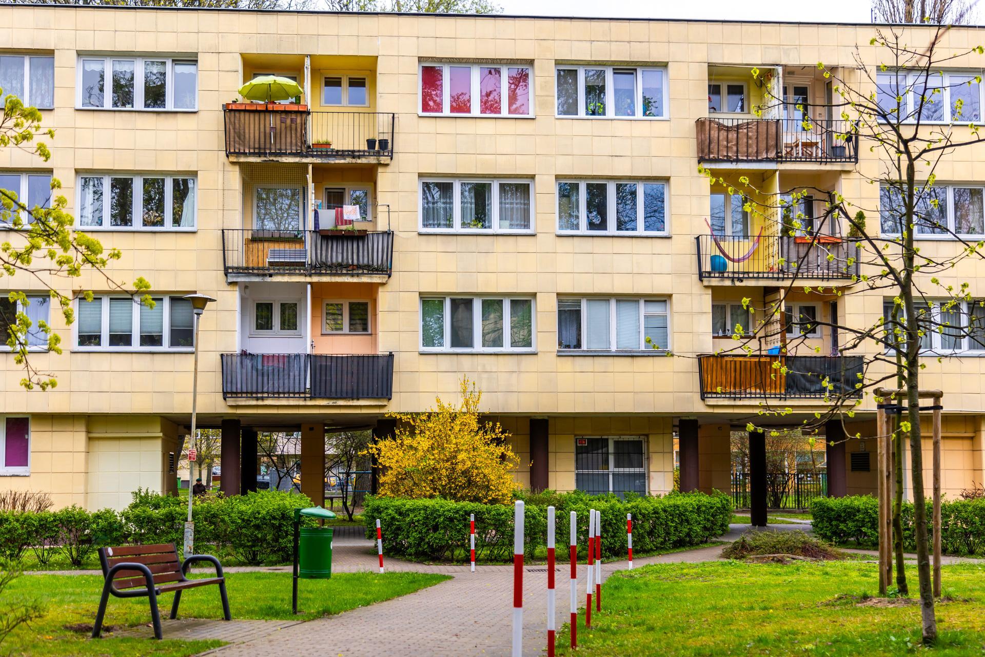 Osiedle WSM Koło II w Warszawie - zdjęcia. Pablo Picasso na ścianie i klatki schodowe typu ser