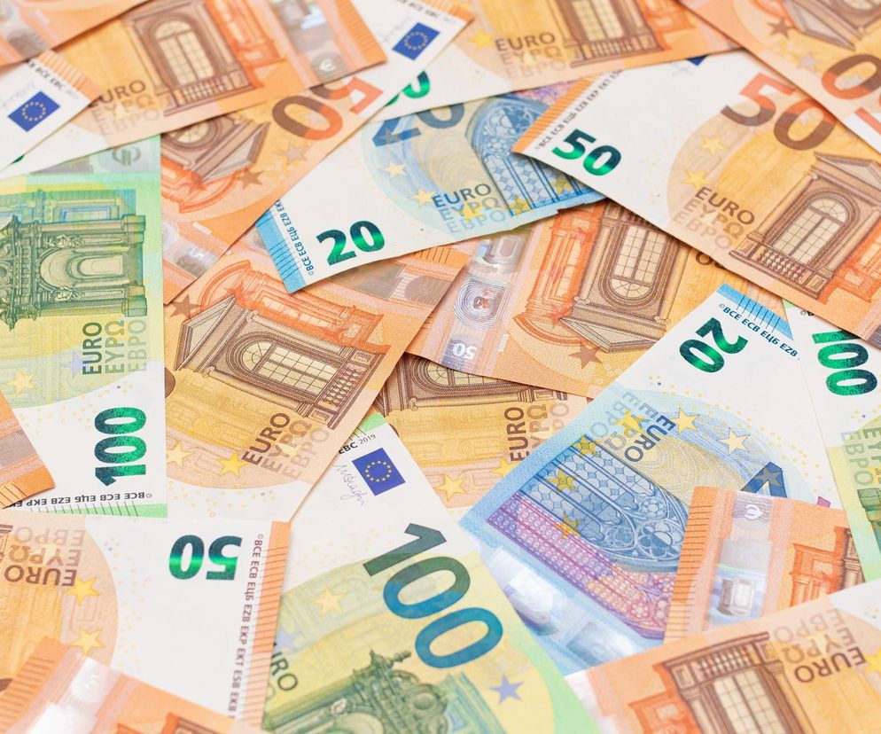 Rozsypane banknoty euro o nominałach 20, 50 i 100 euro, symbolizujące rynek walutowy i zmienne kursy walut. O aktualnych notowaniach głównych walut i ich wpływie na polski złoty przeczytasz na portalu Super Biznes.
