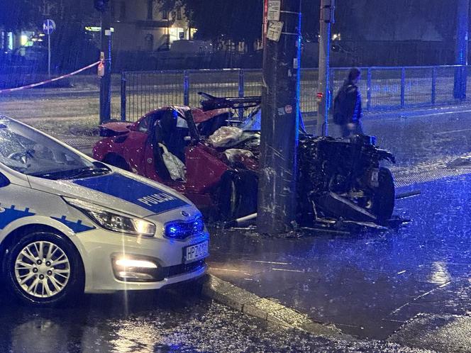 Kierujący sportowym BMW uderzył w słup tramwajowy w Warszawie. Dwie osoby ranne