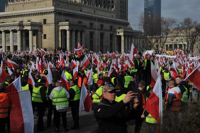 Protest Rolników w Warszawie, gorąco pod PKiN