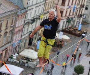   Urban Highline Festival 2023 w Lublinie. Slacklinerzy robią cuda na linach!