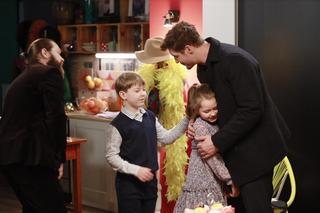 	M jak miłość odc. 1796. Marcin (Mikołaj Roznerski), Szymek (Staś Szczypiński), Maja (Laura Jankowska), gangster Robert (Kamil Drężek)