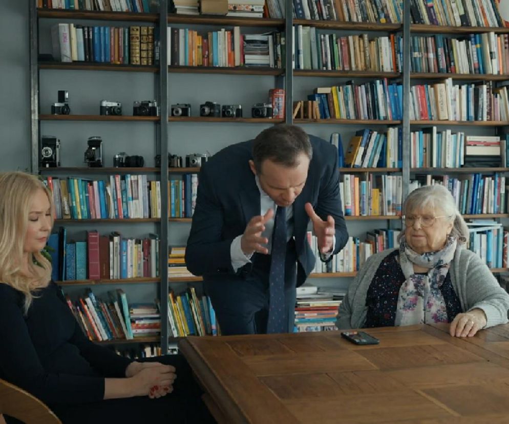 Bruno (Lesław Żurek) wściekły krzyczy na Amelię (Stanisława Celińska) i Magdalenę Parucką (Małgorzata Neczyporowicz) w 3236. odcinku Barw szczęścia. Aktorzy podczas intensywnej sceny w pomieszczeniu z regałem pełnym książek. Więcej o ich losach na Super Seriale.