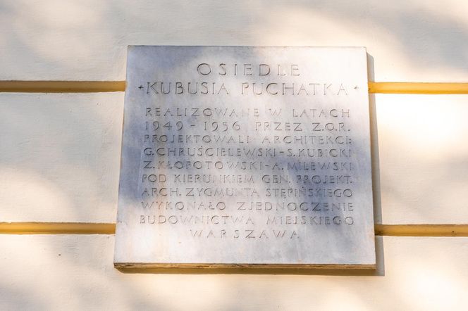 Osiedle Kubusia Puchatka w Warszawie. Tablica pamiątkowa architektów i budowniczych