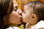 Całowanie w usta: okazywanie czułości czy przekazywanie dziecku bakterii?