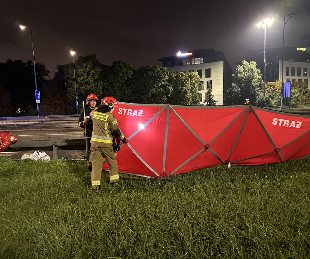 Tragiczny wypadek na Trasie Łazienkowskiej. Volkswagen wbił się w auto rodziny z dziećmi. Jedna osoba nie żyje