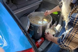 Jeden z nich pracował w schronisku, drugi tam żył. Teraz razem pomagają ludziom w kryzysie bezdomności