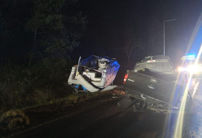 Łódź zerwała się z przyczepy i zderzyła się z innym autem