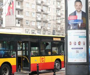 Warszawa. Autobusy miejskie ostrzelane na Marszałkowskiej. Na miejscu policja [ZDJĘCIA]