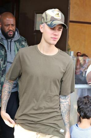Justin Bieber w czapce moro