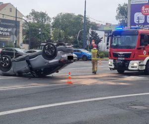 Dachowanie na rondzie Jagiellonów w Bydgoszczy! Kierowca z mandatem [ZDJĘCIA]