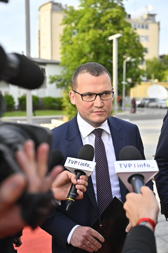 Karol Nawrocki przyjechał do TVP. Symboliczny gest i mocne wsparcie z zaplecza