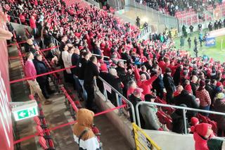 Legia vs. Widzew. Na stadionie w Łodzi zbierają się kibice