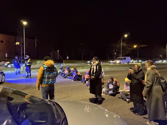 Warszawa. Ostatnie Pokolenie kontra policja. Kolejna próba zablokowania Wisłostrady [ZDJĘCIA].