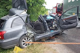 Śmiertelny wypadek w Małopolsce. Auto dosłownie wbiło się w ciężarówkę [ZDJĘCIA]
