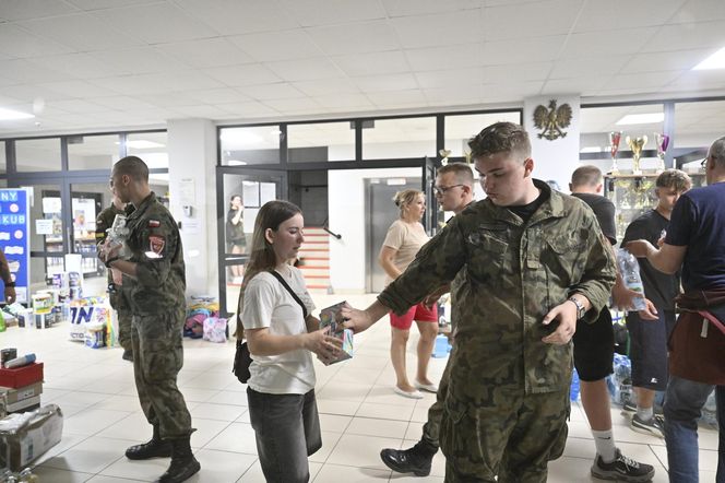 Pożar w Ząbkach. Wielkie poruszenie! Ludzie z całego miasta ruszyli z pomocą 