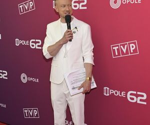 Konferencja prasowa 62. edycji Krajowego Festiwalu Polskiej Piosenki w Opolu. Tłum gwiazd na czerwonym dywanie