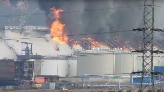 Kłęby dymu nad Gdynią: Ogromny pożar na terenie portu [WIDEO]