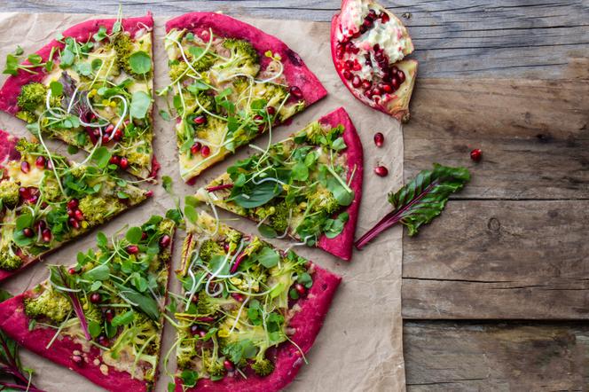 Różowa pizza z sokiem z buraków - kapitalny przepis na wiosnę