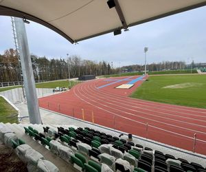 Ostatnie dni remontu stadionu w Starachowicach. Na bieżni pojwiły się tory