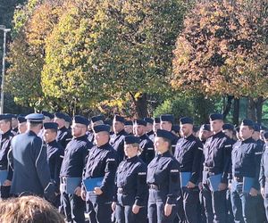 Uroczyste zakończenie szkolenia policyjnego w Katowicach. Ponad 200 nowych policjnatów